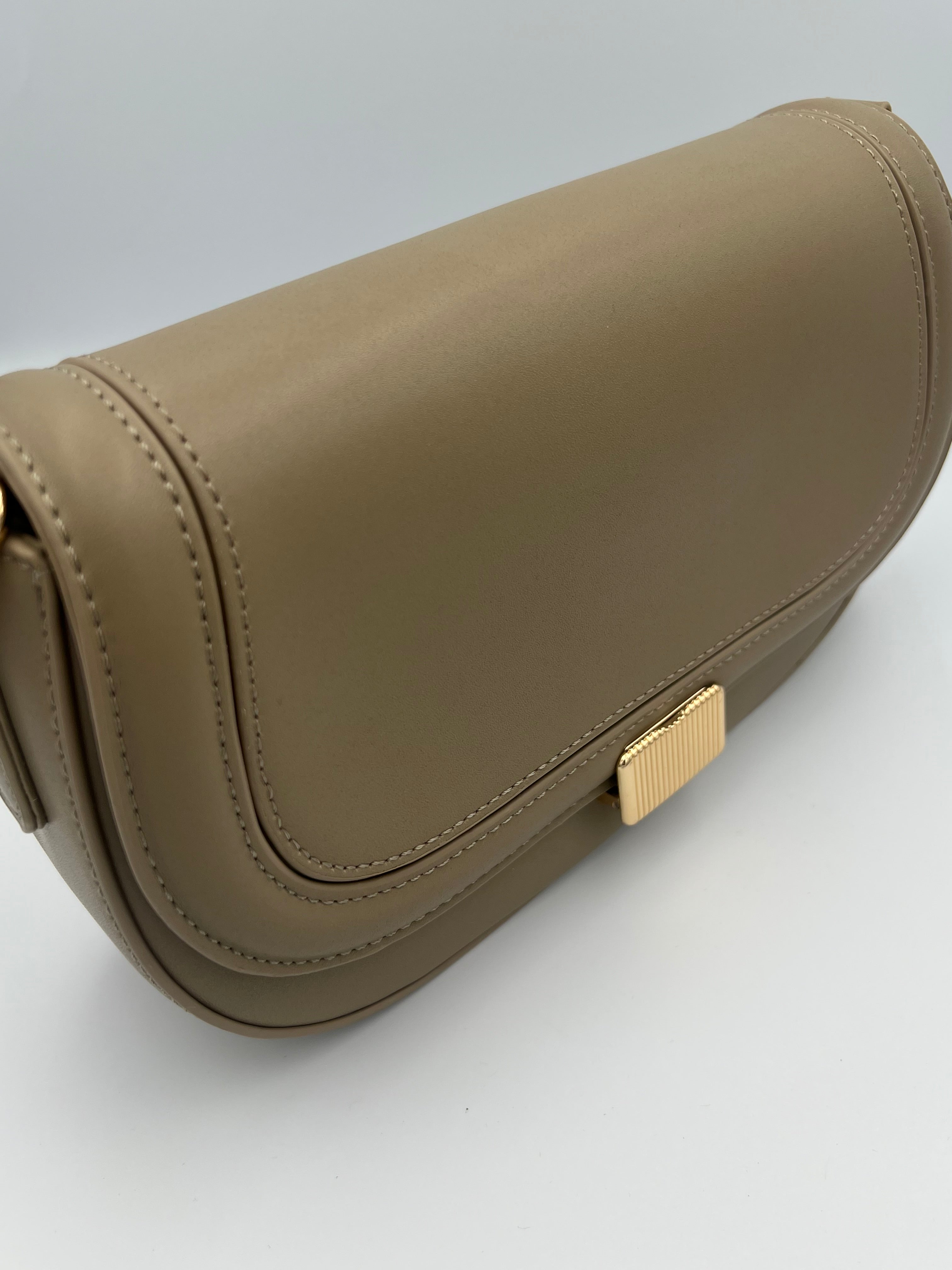 Saddle-shaped Crossbody Bag